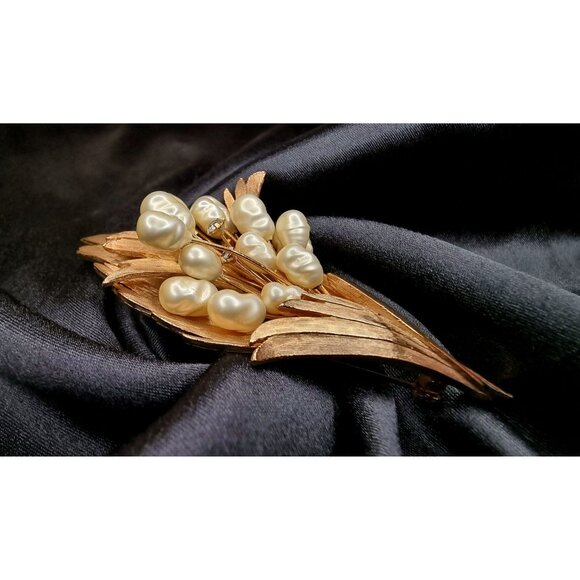 Rare Find Vintage 1950s-1960s Gold-Tone Brooch With Faux Pearl & Rhinestone Flor - Picture 4 of 6